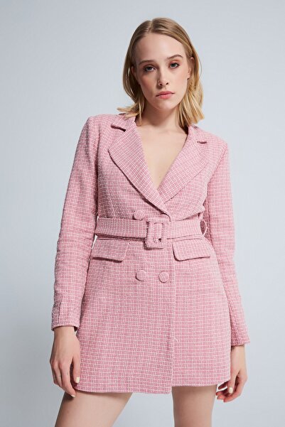 BERFUĞ KIRAN Omzu Vatkalı Beli Kemerli Tüvit Elbise Pembe/beyaz