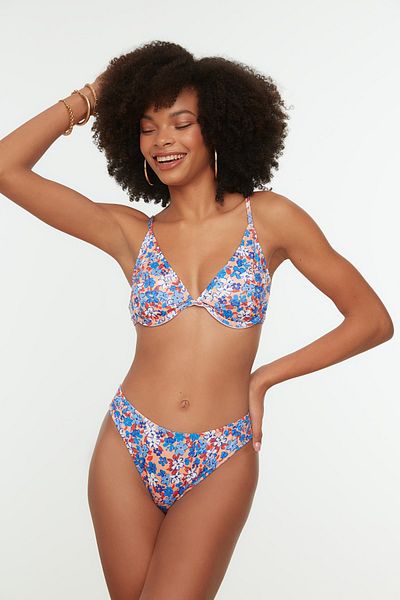 Trendyol Collection Blaues Bikini-Set mit Blumendruck TBESS22BT0009