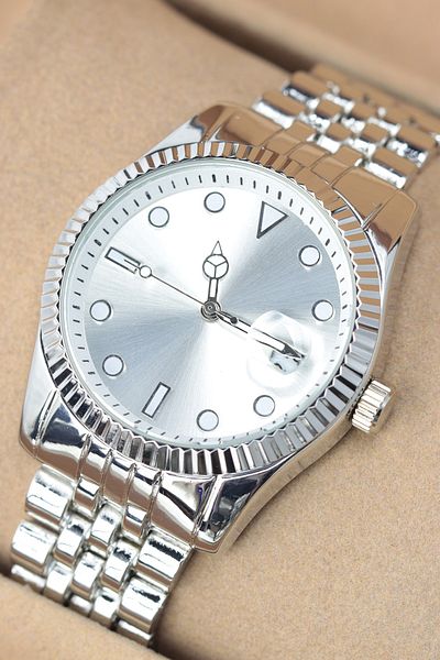 Leerybee Silver Color Steel Strap Men's Wristwatch