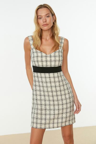 Trendyol Collection Weißes, gewebtes Kleid aus Tweed mit Trägern TWOSS22EL0295