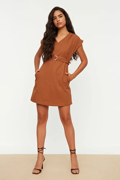 Trendyol Collection Тъкана рокля с камилски колан TWOSS22EL0786