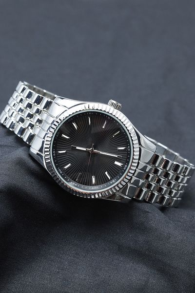 Leerybee Silver Color Steel Strap Men's Wristwatch