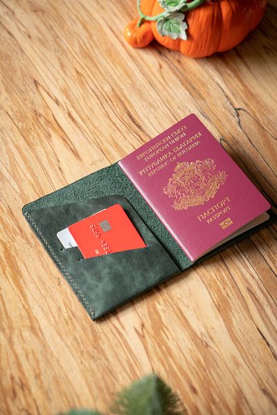 minimal X design حامل بطاقات Minimal X Passport Cover - أخضر محيطي - جلد طبيعي ومصنوع يدويًا