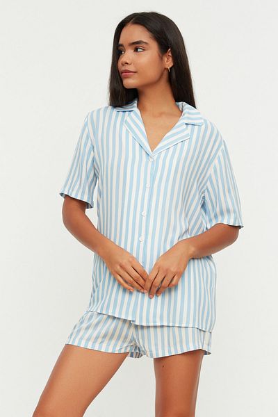 Trendyol Collection Set de pijamale țesute din viscoză cu dungi albastre, cu pantaloni scurți largi THMSS21PT0179