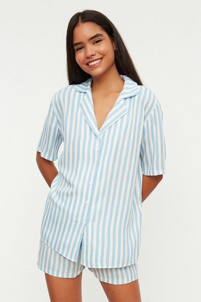 Trendyol Collection Modrý pruhovaný viskózový top tkaný pyžamový set se širokými kraťasy THMSS21PT0179