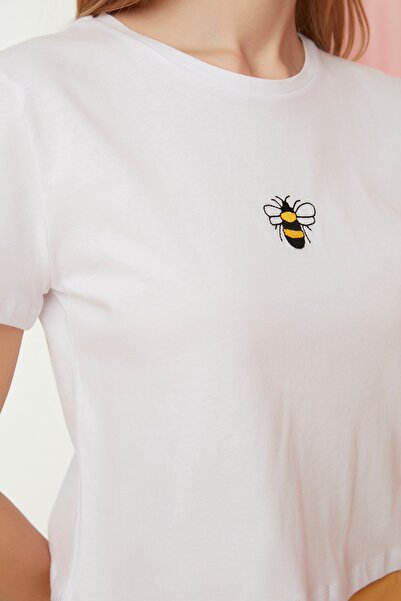 Trendyol Collection Biała, 100% bawełniana, haftowana koszulka z dzianiny z okrągłym dekoltem TWOSS20TS1377