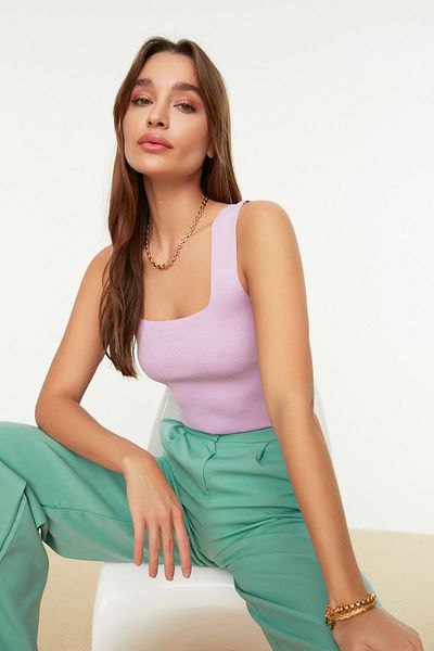 Trendyol Collection Lilafarbene, bauchfreie Bluse mit dicken Trägern TWOAW20BZ0576