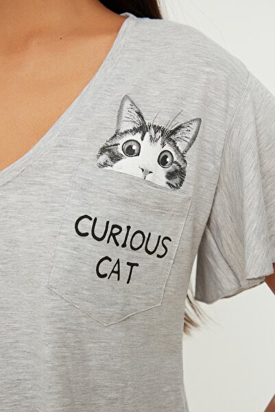 Trendyol Collection Γκρι βαμβακερή γάτα με στάμπα με σφονδύλους Λεπτομερές σετ πλεκτής πιτζάμες THMSS20PT0172