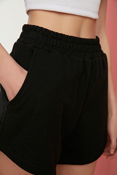Trendyol Collection Černé Krátké elastické pletené šortky Regular/Regular Fit s vysokým pasem TWOSS21SR0086