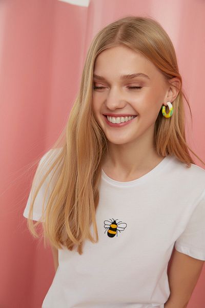 Trendyol Collection Bílé 100% bavlna vyšívané Crop Crew Pletené tričko TWOSS20TS1377