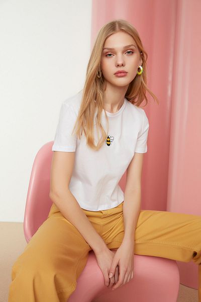 Trendyol Collection Bílé 100% bavlna vyšívané Crop Crew Pletené tričko TWOSS20TS1377