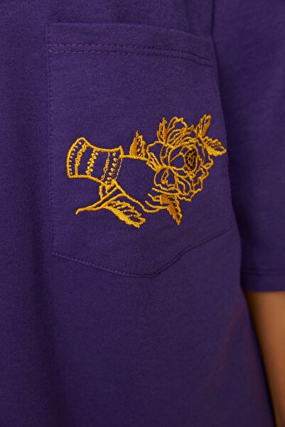 Trendyol Collection Fioletowa, haftowana, luźna/swobodna sukienka midi z okrągłym dekoltem, dzianinowa TWOSS21EL0175