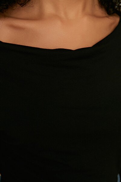 Trendyol Collection Schwarze, langärmelige, dehnbare Viskose-Strickbluse mit Bateau-Ausschnitt TWOAW21BZ0106
