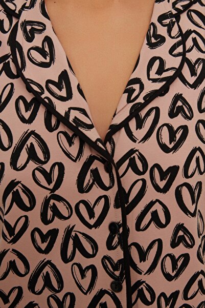 Trendyol Collection Vícebarevná bavlněná košile-šortky pletené pyžamo se vzorem srdce THMSS21PT0612