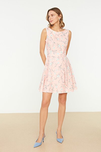 Trendyol Collection Rosa gemustertes Minikleid mit Gürtel und Gürtel TWOSS20E...
