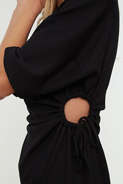 Trendyol Collection Flexibilní tužkové šaty – černé zavinování, vystřižený detail a stahovací šňůrka, mini pletené TWOSS22EL2082