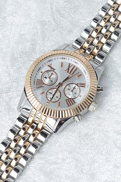 Leerybee Silver Color Steel Strap Unisex Wristwatch
