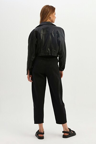 Quzu سترة جلدية قصيرة بجيب أسود للنساء