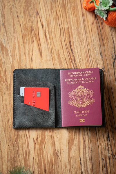 minimal X design حامل بطاقات Minimal X Passport Cover - أنثراسيت - جلد طبيعي ومصنوع يدويًا