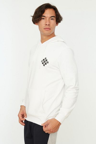 Trendyol Collection Weißes bedrucktes Langarm-Sweatshirt mit Kapuze - Regular Fit TMNAW21SW0485