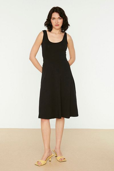 Trendyol Collection Černé páskové/Skater midi viskózové elastické pletené šaty TWOSS19VG0202