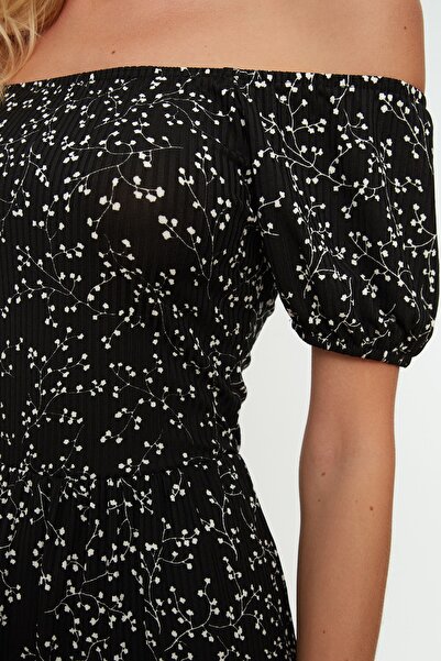 Trendyol Collection Černé žebrované pletené šaty s límcem Carmen TWOSS22EL0829