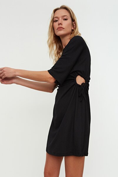 Trendyol Collection Flexibilní tužkové šaty – černé zavinování, vystřižený detail a stahovací šňůrka, mini pletené TWOSS22EL2082