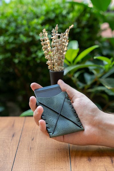 minimal X design حاملة بطاقات جلدية خضراء للجنسين