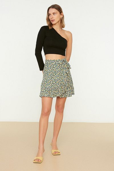 Trendyol Collection Czarna, dopasowana, krótka bluzka z dzianiny na jedno ramię TWOSS21BZ0447