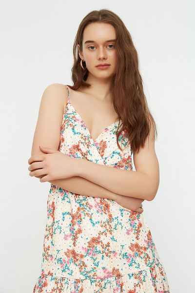Trendyol Collection Πολύχρωμο εμπριμέ πλεκτό φόρεμα με λεπτομέρεια βολάν