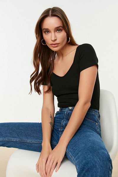 Trendyol Collection Czarna dopasowana, bawełniana bluzka z dzianiny ze stretchem TWOSS21BZ0579