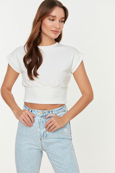 Trendyol Collection Ecru-taillierte, schmale Strickbluse mit Rundhalsausschnitt und niedrigen Ärmeln TWOSS22BZ0798