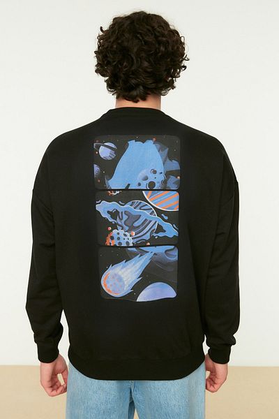 Trendyol Collection Schwarzes Oversize/Wide Cut bedrucktes Sweatshirt ohne Rüschen TMNAW22SW0407