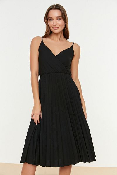 Trendyol Collection Schwarzes zweireihiges Plissee-Midikleid mit dehnbarem Stoff - verstellbarer Träger TWOSS20EL2729