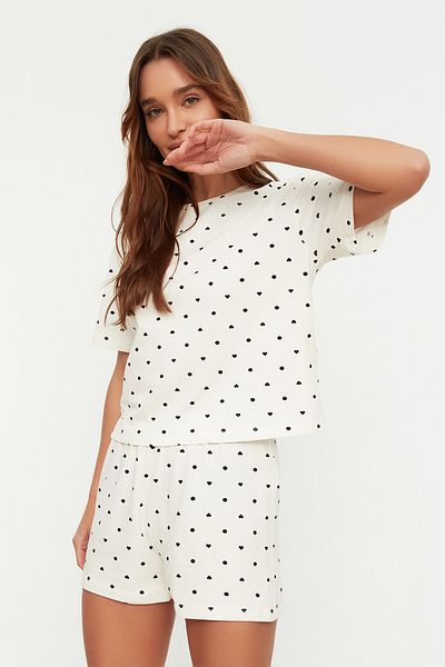 Trendyol Collection Weißes Baumwoll-Pyjama-Set mit Herzen – T-Shirt und Shorts THMSS21PT1485
