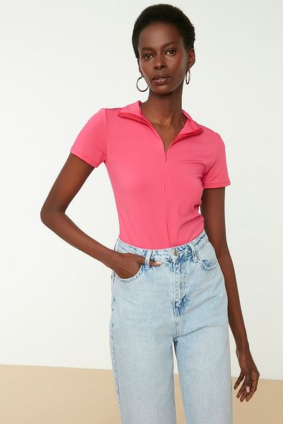 Trendyol Collection Rosa Strickbody mit Stehkragen, Reißverschluss, kurzen Ärmeln, flexiblem Druckknopf, TWOAW21BD0009