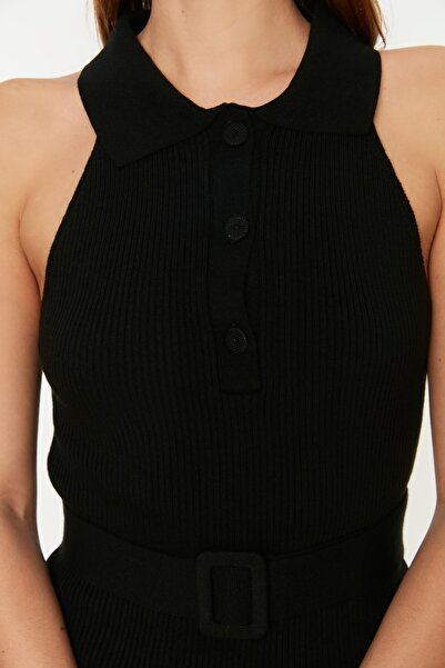 Trendyol Collection Černý pásek Detailní pletené midi šaty TWOSS22EL1031