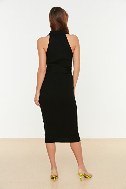 Trendyol Collection Černý pásek Detailní pletené midi šaty TWOSS22EL1031