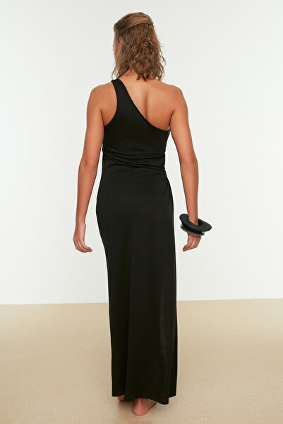 Trendyol Collection Černé vypasované maxi pletené plážové šaty s rozparkem na jedno rameno TBESS22EL0706