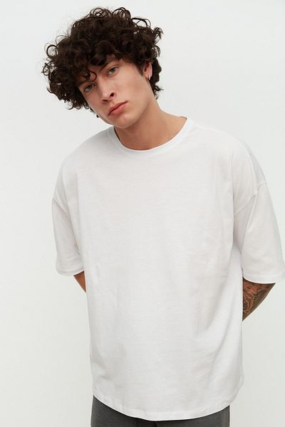 Trendyol Collection Weißes Oversize-T-Shirt mit Rundhalsausschnitt - TMNSS21TS1227