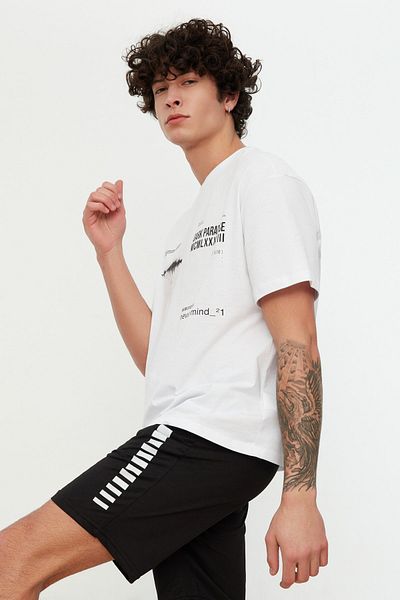 Trendyol Collection Weißes, übergroßes, weit geschnittenes, kurzärmliges, bedrucktes T-Shirt mit Rundhalsausschnitt TMNSS20TS1097