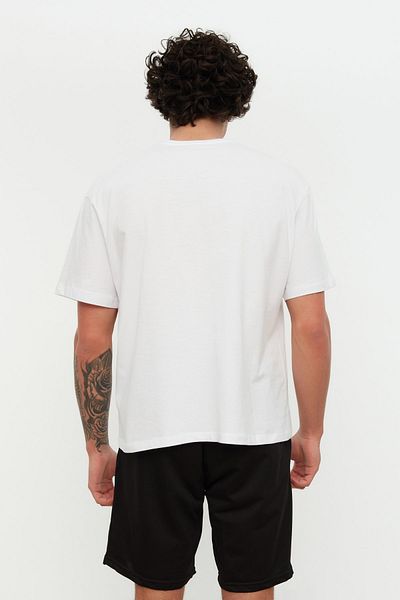 Trendyol Collection Weißes, übergroßes, weit geschnittenes, kurzärmliges, bedrucktes T-Shirt mit Rundhalsausschnitt TMNSS20TS1097