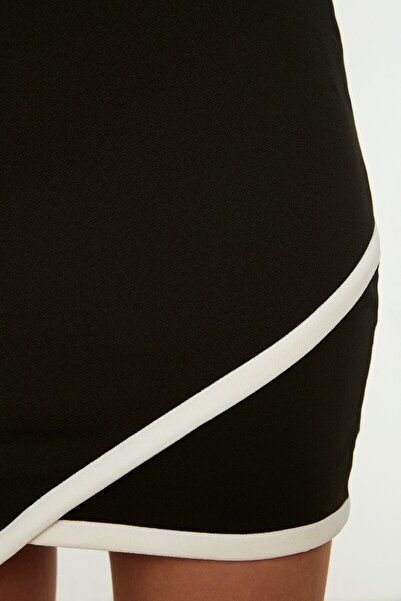Trendyol Collection Černé asymetrické kontrastní paspulky, vypasované pletené šaty s mini krepovým popruhem TWOSS20EL3039