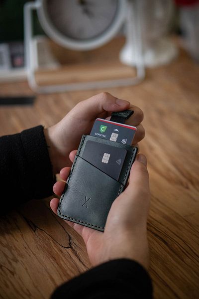 minimal X design حامل بطاقة آلية Minimal X V2 - أخضر محيطي - جلد طبيعي ومصنوع يدويًا