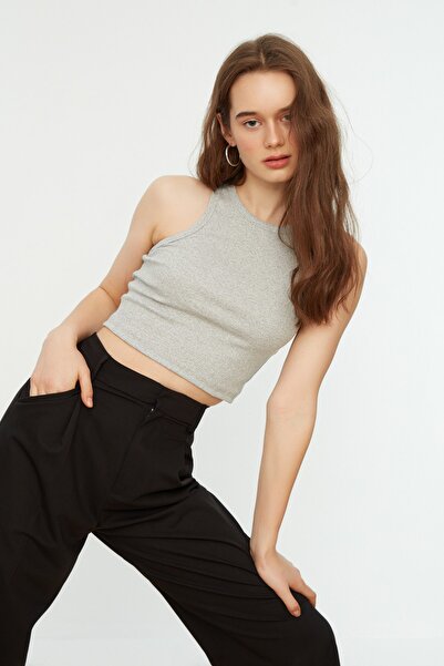 Trendyol Collection Šedé vypasované/přiléhavé ohlávkové ohlávkové límce žebrované pružné pletené tílko TWOSS21AL0050