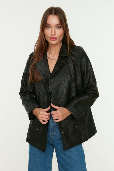 Trendyol Collection Тъкано черно яке от изкуствена кожа с голям размер с детайли на джоба TWOAW22CE0633