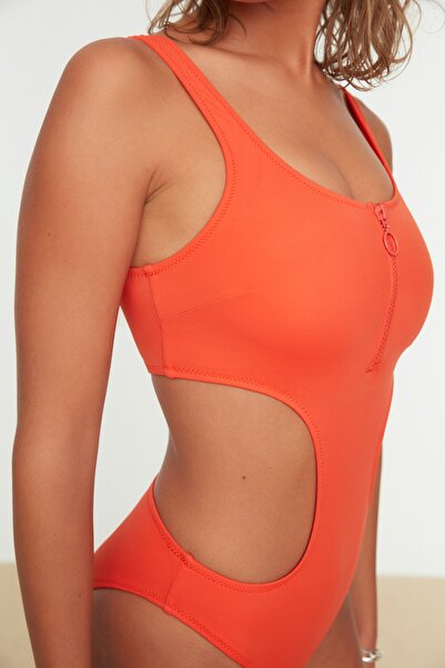 Trendyol Collection Roter Badeanzug mit Rundhalsausschnitt, Reißverschluss und normaler Beinlänge TBESS22MA0015