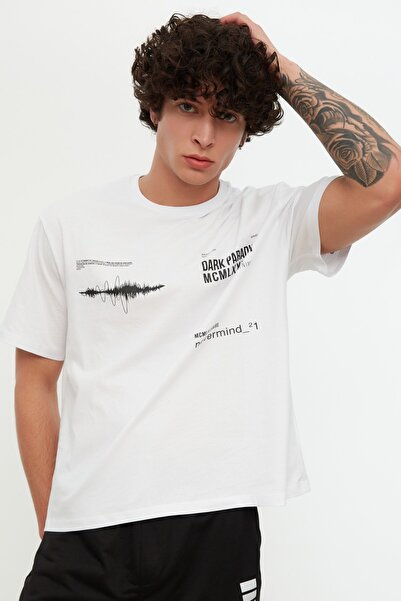 Trendyol Collection Weißes, übergroßes, weit geschnittenes, kurzärmliges, bedrucktes T-Shirt mit Rundhalsausschnitt TMNSS20TS1097