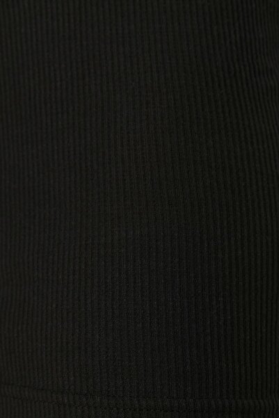 Trendyol Collection Černé přiléhavé šaty s krátkým rukávem a výstřihem s mini žebrovaným úpletem TWOSS22EL2822