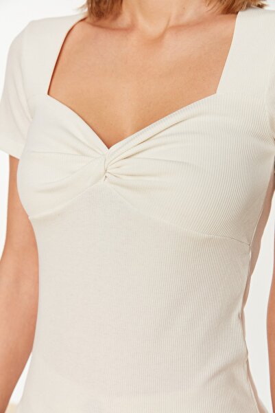 Kolekcia Trendyol Ecru vypasovaný srdiečkový výstrih Rebrovaná pružná pletená blúzka TWOSS22BZ1221